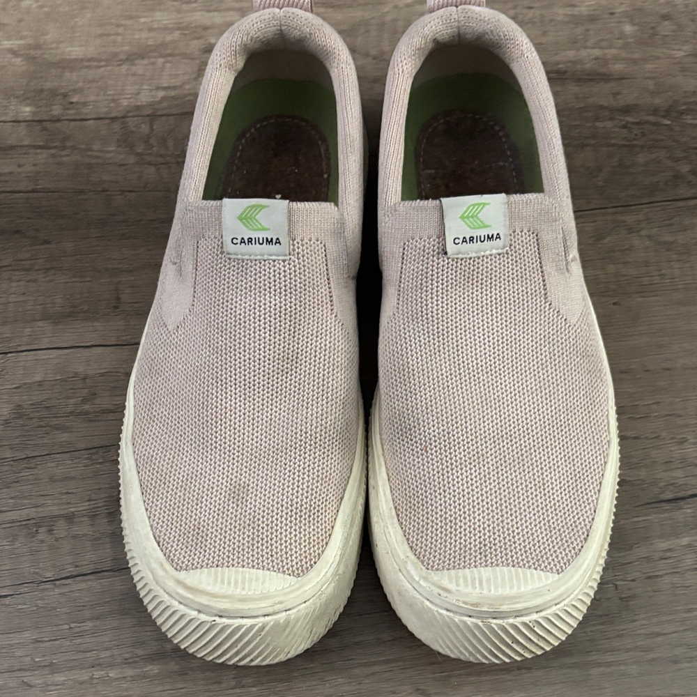 Cariuma Men’s Slip-On Knit Sneakers in Pale Pink and White
